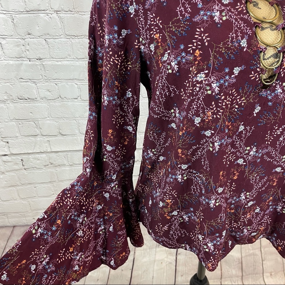 [Entro] Floral Bell Sleeve Top with Metal Rings - Picture 3 of 13